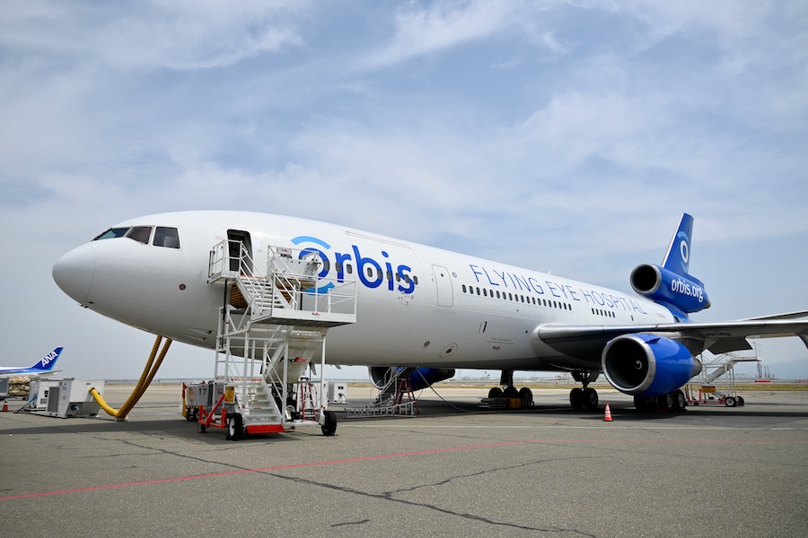 日本初公開のMD-10“空飛ぶ眼科”、機内には教室も 一体何に使われる